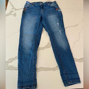 My style jeans with embroidered flowers